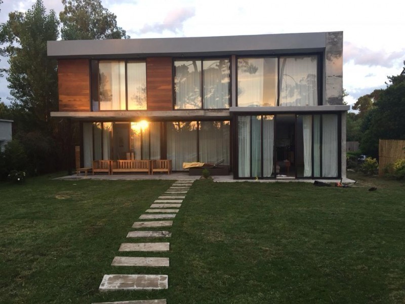Excelente casa a estrenar en Barrio Privado con servicios